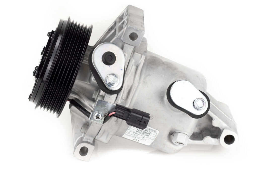 COMPRESOR NISSAN VERSA 20-24 KICKS 18-24 6PK 12V 2 CABLES BASE INFERIOR LARGA 3 TORNILLOS